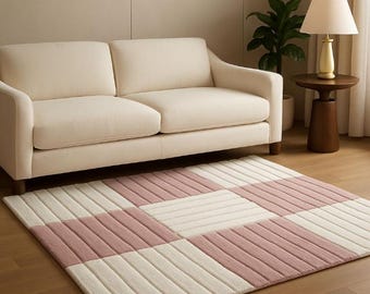Alfombra de lana de lujo tejida a mano: alfombra geométrica de textura suave en tonos crema y rosa ruborizado para sala de estar.