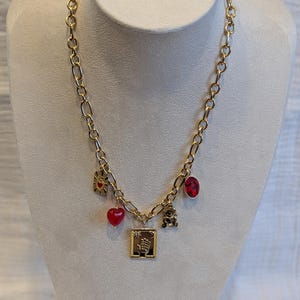 Collier acier dorée à breloques carte