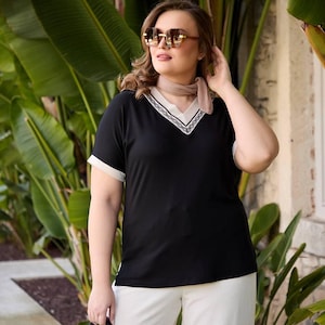 Camiseta decote em V com mistura de viscose: Blusa de verão com detalhes em guipura