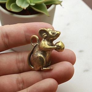 Handmade Brass Mouse Figurine: Vintage-Style Miniature Animal Sculpture