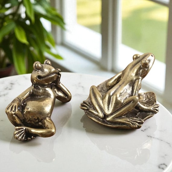 カエル（蛙）が葉っぱの傘を持ってる真鍮の置物 親子カエル／葉っぱの