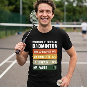Peut inclure: T-shirt noir avec le texte "POURQUOI JE PERDS AU BADMINTON" et une répartition des raisons de perdre. La personne tient une raquette et des volants de badminton. Le texte du t-shirt comprend des pourcentages.
