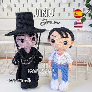 Puede incluir: Dos muñecos de ganchillo, uno con un atuendo negro con sombrero de ala ancha y otro con vaqueros azules y camisa blanca. Los muñecos están etiquetados como "JINU Demon" con el texto "PACK DE 2 PATRONES 2 PATTERNS PACK" y "PDF Pattern".
