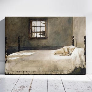 Puede incluir: Impresión en lienzo de un perro descansando en una cama en una habitación. La cama tiene una manta blanca con flecos. Una ventana es visible en el fondo, y la habitación está pintada en tonos apagados. El perro es marrón claro.