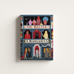 Pode incluir: Capa de livro ilustrada com o título "The Master & Margarita" em inglês e cirílico. O design inclui imagens de cúpulas em forma de cebola, figuras com casacos vermelhos, um gato preto e outros personagens.