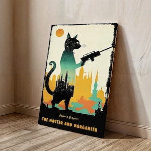 Pode incluir: Impressão em tela com a silhueta de um gato preto segurando um rifle, contra um cenário urbano com um gradiente verde-azulado e amarelo. O texto "THE MASTER AND MARGARITA" está na parte inferior.