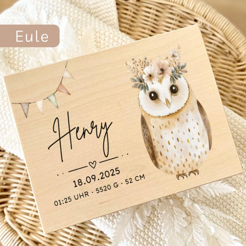 May include: A wooden plaque with an owl illustration and the name "Henry" in script. The owl has a floral crown. The plaque includes the date 18.09.2025, time, weight, and height (52 cm). A small banner is at the top left.