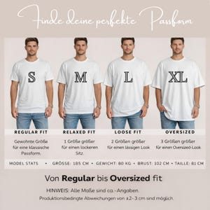 Puede incluir: Una gu&iacute;a de tallas con cuatro camisetas blancas etiquetadas S, M, L y XL, que muestran variaciones de ajuste desde regular hasta oversize. El texto incluye Finde deine perfekte Passform, Regular Fit, Relaxed Fit, Loose Fit, Oversized y medidas del modelo: 185 cm, 80 kg, 102 cm pecho, 81 cm cintura.