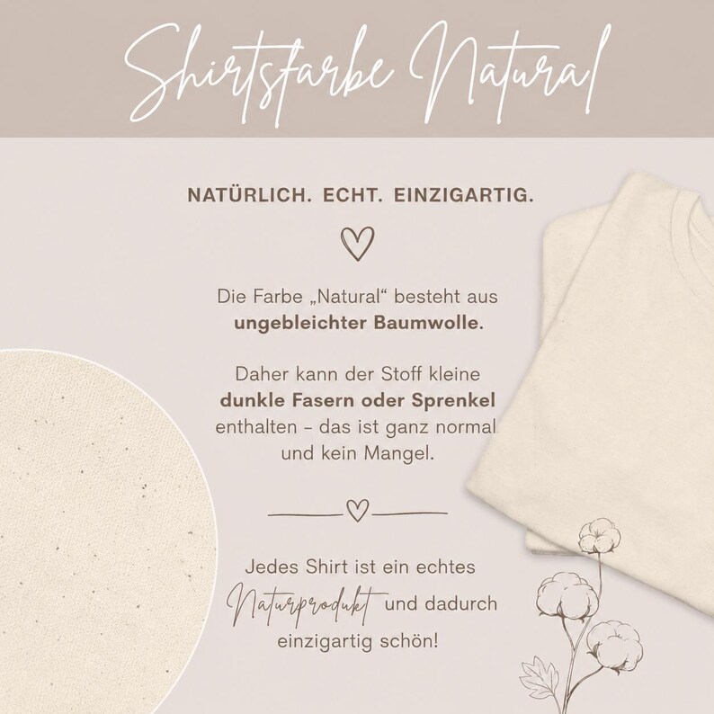Pu&ograve; includere: Una t-shirt color naturale in cotone non sbiancato con piccole fibre scure e macchioline. L'immagine include il testo Shirtfarbe Natural, Naturlich. Echt. Einzigartig., dettagli sulla composizione del tessuto e illustrazioni di piante di cotone.