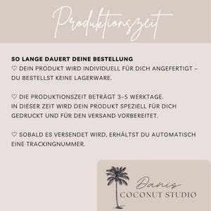 Op de afbeelding: Een beige afbeelding met de tekst "Produktionszeit" in cursief schrift. Hieronder staat "SO LANGE DAUERT DEINE BESTELLUNG" en details over het maken van producten op maat en verzending. Het logo van Danis Coconut Studio staat onderaan.
