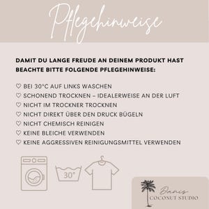Op de afbeelding: Een beige afbeelding met de tekst "Pflegehinweise" bovenaan. Hieronder staan onderhoudsinstructies voor een product, waaronder wassen op 30&deg;C, voorzichtig drogen en de droger vermijden, direct op de print strijken en agressieve chemicali&euml;n. Het logo van Danis Coconut Studio staat onderaan.