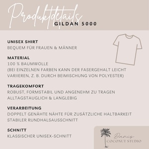 Puede incluir: Un gr&aacute;fico informativo de color beige claro titulado Produktdetails GILDAN 5000 con un dibujo lineal de una camiseta. El texto enumera especificaciones que incluyen la composici&oacute;n del material, comodidad, costuras dobles y un corte cl&aacute;sico.