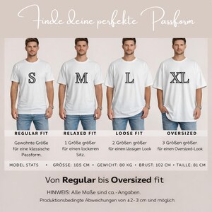 Op de afbeelding: Vier witte t-shirts, maten S tot XL, gedragen door een man, elk met een andere pasvorm. De tekst op de afbeelding luidt "Finde deine perfekte Passform" en "Von Regular bis Oversized fit". Modelgegevens: 185 cm lengte, 80 kg gewicht, 102 cm borst, 81 cm taille.