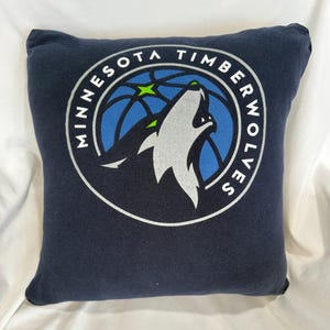 Minnesota Timberwolves - Coussin décoratif inclus | 15x15 | Housse amovible et lavable | T-shirt NBA recyclé | Cadeau pour fan de basket-ball
