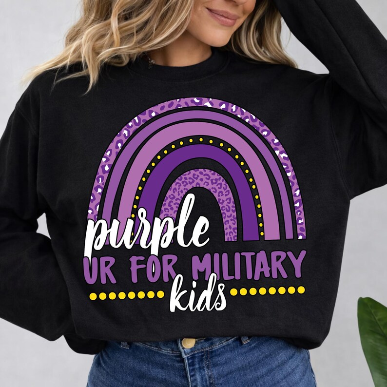 Puede incluir: Sudadera negra con un dise&ntilde;o de arco&iacute;ris p&uacute;rpura. El arco&iacute;ris tiene detalles de estampado de leopardo y las palabras "purple UR FOR MILITARY kids" en blanco y amarillo.