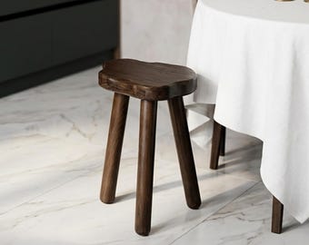 Taburete de tres patas, asiento de madera con borde natural, muebles rústicos, acento escandinavo, soporte para plantas