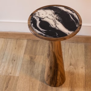 Rustieke houten plantenstandaard, kort bijzettafeltje, paddenstoeldecor, modern woonaccent