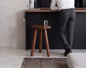 Taburete trípode de madera, soporte para plantas, muebles con borde natural, acento rústico para interiores.