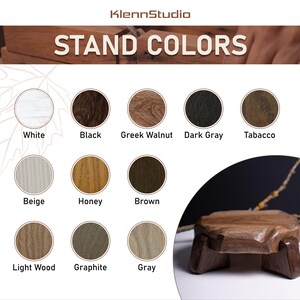 Puede incluir: Se muestra un expositor de madera con un dise&ntilde;o geom&eacute;trico, junto con una carta de colores de opciones de tinte para madera. La carta incluye colores como blanco, negro, gris y marr&oacute;n. El texto "STAND COLORS" se muestra en la parte superior.