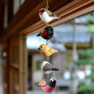 Adorno de pájaro de madera pintado a mano, guirnalda de pájaros de colores, decoración natural, móvil de pájaros hecho a mano, adorno rústico de bosque, regalo de cuerda para pájaros