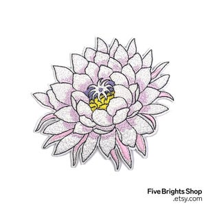Könnte beinhalten: Gestickter Aufnäher einer großen, hellvioletten Blume mit weißen und rosa Akzenten. Die Blume hat viele detaillierte Blütenblätter und eine gelbe Mitte. Der Aufnäher befindet sich auf weißem Hintergrund. Der Text unten lautet "Five Brights Shop .etsy.com".