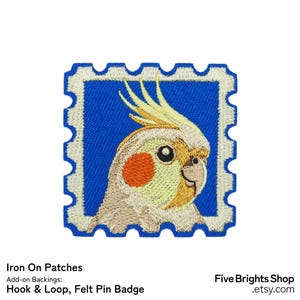 Puede incluir: Parche bordado con un diseño de cacatúa. El parche es cuadrado con un fondo azul y un borde blanco con un borde de sello postal. El ave tiene colores amarillo, gris y naranja.