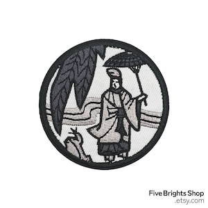 Könnte beinhalten: Gestickter Aufnäher mit einer japanisch inspirierten Illustration. Eine Figur in traditioneller Kleidung hält einen Schirm vor einem Hintergrund aus stilisiertem Laub und Wasser. Das Design ist hauptsächlich schwarz, weiß und grau und hat eine runde Form.