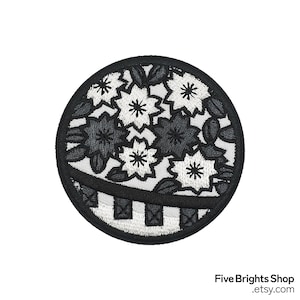Puede incluir: Un parche redondo bordado con un diseño floral en blanco y negro. El parche tiene un borde negro y una sección estampada en la parte inferior. El nombre de la tienda Etsy "Five Brights Shop" está impreso en la parte inferior derecha.