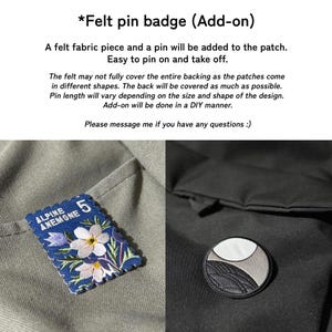 K&ouml;nnte beinhalten: Das Bild zeigt zwei Filz-Anstecknadeln. Eine ist ein blaues Rechteck mit wei&szlig;en Blumen und dem Text "ALPINE ANEMONE 5". Die andere ist eine runde Anstecknadel mit einem schwarzen, grauen und wei&szlig;en Design. Beide sind auf Stoff befestigt.