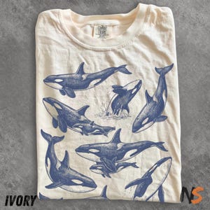 Pode incluir: Uma placa de madeira artesanal com a palavra "Bem-vindo" em estilo manuscrito. A placa é pintada de branco com um acabamento desgastado e um pequeno coração decorativo. Para uso interno ou externo.