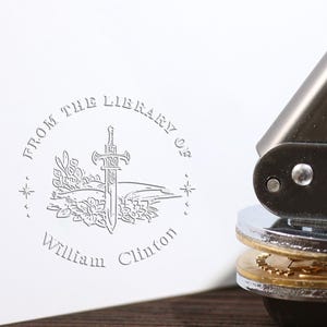 BOEKEMBOSSERSTEMPEL, gepersonaliseerde boekembosser, aangepaste bibliotheekembosser, uit de bibliotheek van, ex-libris, cadeaus voor boekenliefhebber