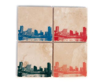 Ensemble de sous-verres Baltimore Skyline (4 sous-verres en pierre, orange, vert, bleu et rouge) Cityscape Home Decor
