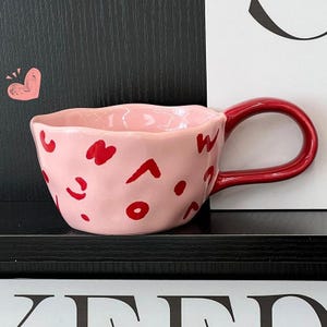 Taza de cerámica de estilo coreano de 300 ml, con letras rojas irregulares, para café, té, avena, desayuno, regalo de cumpleaños