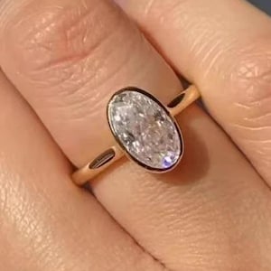 Anel de noivado de moissanita com corte oval alongado de 5 quilates, anel de noivado solitário com bisel, anel de compromisso com diamante oval em ouro amarelo 14K