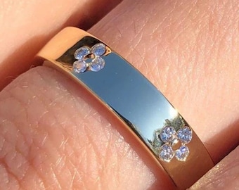 Diamantring i 14 karat massivt guld, alliansring i bred form, vigselring med spridda diamanter, moissanit, matchande ring, elegant ring