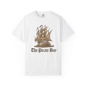 Pirate Bay Tee - Retro Pirat Grafik-Shirt, Unisex Garment-Dyed T-Shirt
