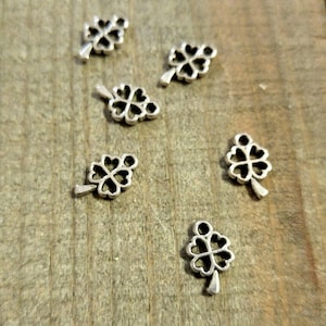 Shamrock-berlocker Klöverberlocker Fyrklöverberlocker i förgyllt silver Klöverberlocker Klöverhängen Hjärtklöverberlock Lycka-berlocker 10 st bild 1