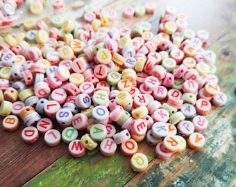 Perles lettres, perles alphabet, perles assorties, perles acryliques, lettres lettres acryliques, perles pastel, perles en gros, 50 pièces 7 mm