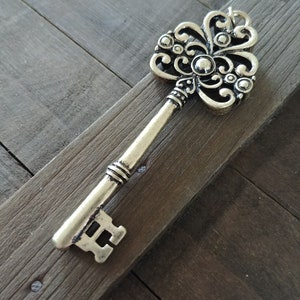 Stor nyckelhänge Antik guldnyckel Skelettnyckel Guldnyckelhänge Steampunk nyckel Guldhänge Fokushänge Bröllopsnyckel 7,5 cm nyckel FÖRBESTÄLLNING