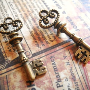 Bronze Skeleton Keys Wholesale Skeleton Keys Antiqued Bronze Key Charms Pendants Steampunk Keys Trinity Keys 25 pieces 32mm