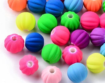 Puede incluir: Surtido de cuentas de plástico acanaladas de colores. Las cuentas son de varios colores, incluyendo rosa, azul, verde, amarillo, naranja y morado.