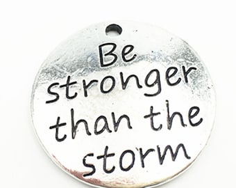 Inspirational Charm Word Charm Quote Charm Zilveren Woordhanger Citaat Hanger Be Stronger Than The Storm Charm Circle Charm