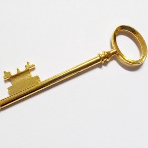 Grote sleutelhanger glanzende gouden sleutel Skeletonsleutel gouden sleutelhanger Steampunksleutel gouden hanger Focale hanger bruiloftsleutel 3 inch sleutel 80 mm