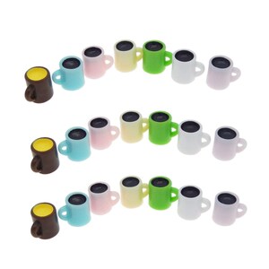 Könnte beinhalten: Ein Set mit 15 Miniatur-Kaffeetassen in verschiedenen Farben, darunter Braun, Grün, Blau, Rosa und Weiß. Die Tassen sind in drei Reihen zu fünf angeordnet, wobei jede Reihe ein anderes Farbschema aufweist.