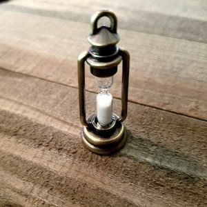 Dije de reloj de arena, colgante de reloj de arena, dije de reloj de arena real, dije de reloj de arena de bronce, dije de reloj de arena, dije de linterna, colgante de linterna, dije de camping, pedido anticipado