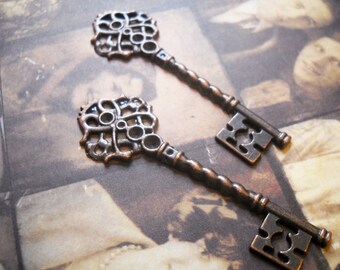 thumbnail image 2 of 10 Antiqued Silver Skeleton Key Charms – Heart Shape Steampunk Key Pendants – The Slippery Pearl 2 of 4