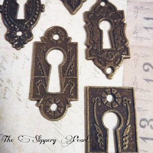 Keyholes Connectors Lock Pendants Bronze Keyholes Key Holes Skeleton Keyhole Steampunk Escutcheon Assorted Pendants Antiqued Bronze 5pcs PRE