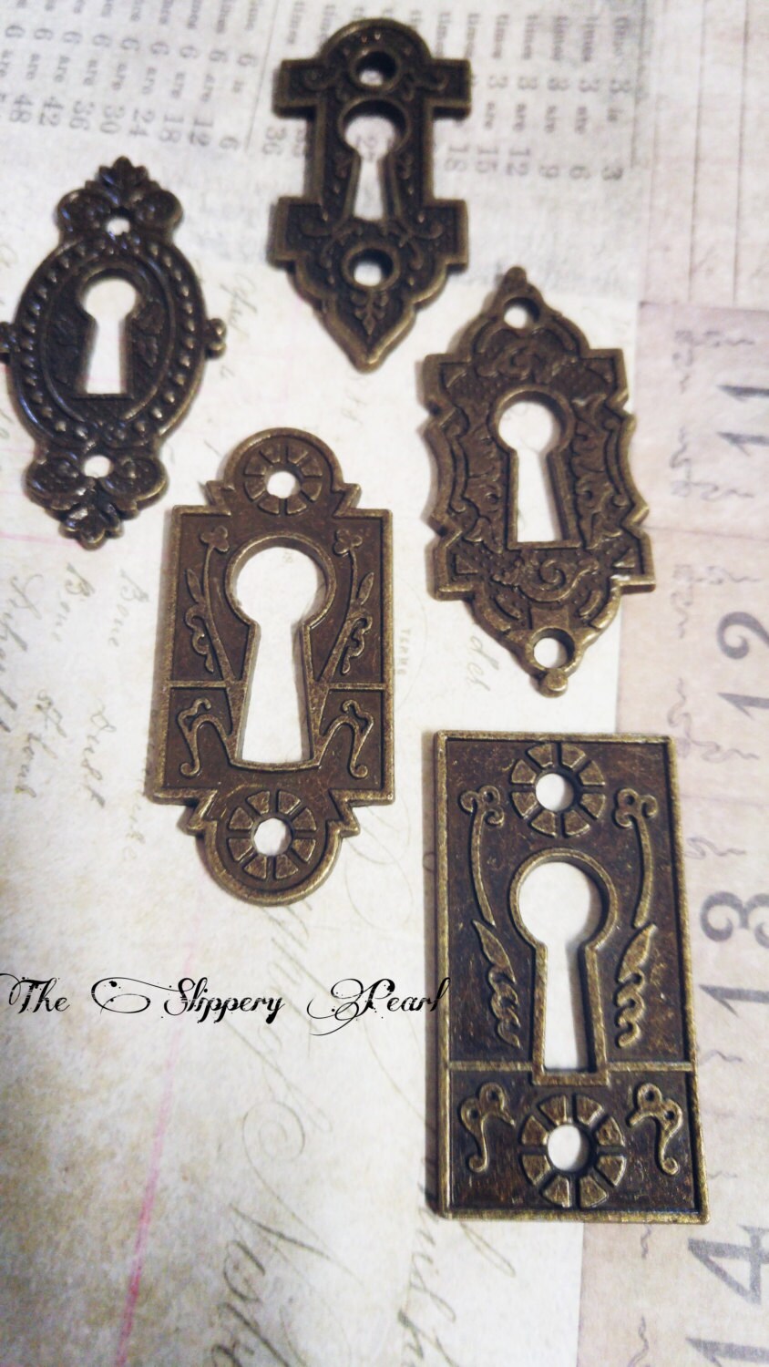 Keyhole Pendant Connector Key Hole Lock Escutcheon Antiqued Bronze Steampunk Keyhole Pendant Connector Key Hole Lock Escutcheon Antiqued Bronze Steampunk