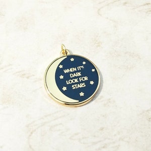 Citaathanger woordhanger maanbedel als het donker is, sterren zoeken Maanhanger goud emaille bedel met ringetje 1 7/8" PREORDER
