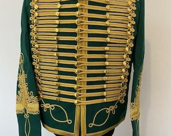 Könnte beinhalten: Dunkelgrüne Jacke im Militärstil mit goldfarbenen Verzierungen und dekorativen Seildetails. Die Jacke hat einen hohen Kragen und mehrere Reihen goldener Knöpfe auf der Vorderseite. Die Ärmel sind mit goldener Stickerei verziert.